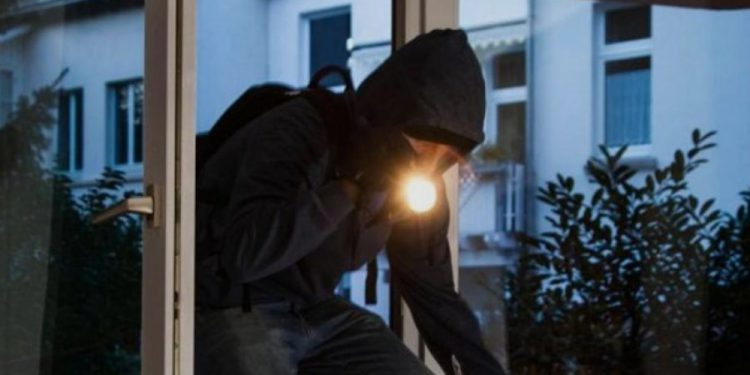 Ftoi nipin në ditëlindjen e gruas, ai largohet nga festa dhe i vjedh xhaxhait në shtëpi 27 mln lekë e bizhuteri në Tiranë