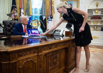 Kush është bjondia që ka trazuar Shtëpinë e Bardhë, udhëtime sekrete me Trump, letra dhe fundjavat e golfit