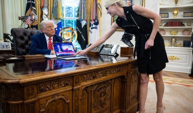 Kush është bjondia që ka trazuar Shtëpinë e Bardhë, udhëtime sekrete me Trump, letra dhe fundjavat e golfit