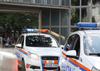 Pronari lë ndezur makinën dhe zbret, italiani i vjedh Audi Q5, përplas disa makina dhe plagos një polic para arrestimit