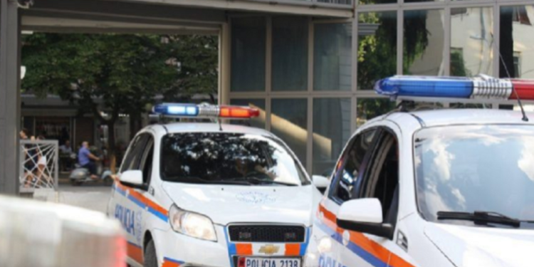 Pronari lë ndezur makinën dhe zbret, italiani i vjedh Audi Q5, përplas disa makina dhe plagos një polic para arrestimit