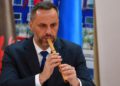 Turisti vritet në Ksamil, ministri i bie fyellit në Tiranë! Lamallari jep leksione për rendin, por policia e tij akuzohet për fshehje krimi