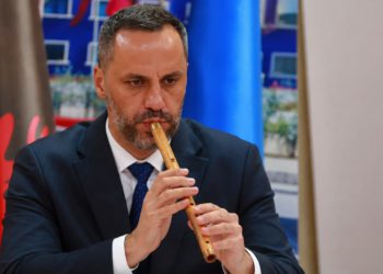 Turisti vritet në Ksamil, ministri i bie fyellit në Tiranë! Lamallari jep leksione për rendin, por policia e tij akuzohet për fshehje krimi