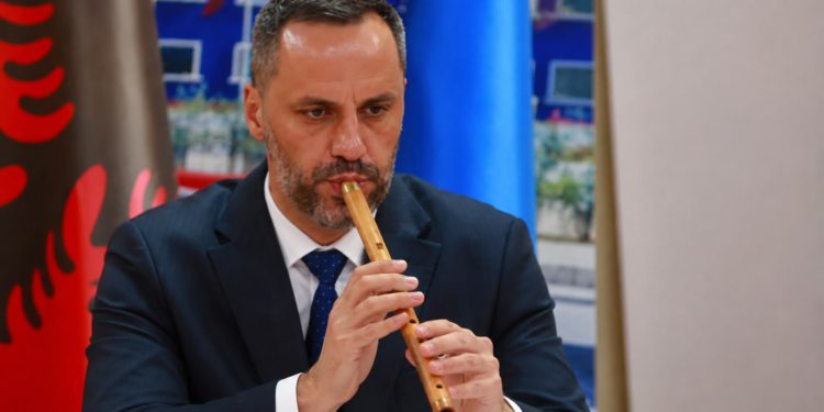Turisti vritet në Ksamil, ministri i bie fyellit në Tiranë! Lamallari jep leksione për rendin, por policia e tij akuzohet për fshehje krimi