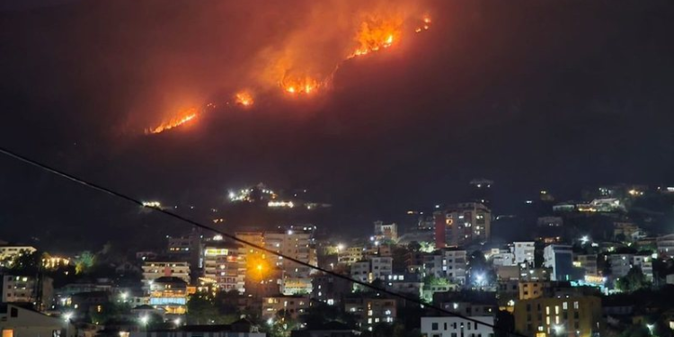18 zjarre në 12 orë! Operacion masiv në Krujë, 3 helikopterë kundër flakëve