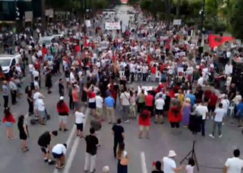 Përplasje e fortë mes konspiracionistëve të protestës, akuza për fonde të huaja, lidhje me Soros dhe “mercenarë oligarkësh”!