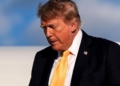 Trump ndryshon pamjen, flokët e tij bëhen “brunë”! Fotoja që po bën xhiron e rrjetit