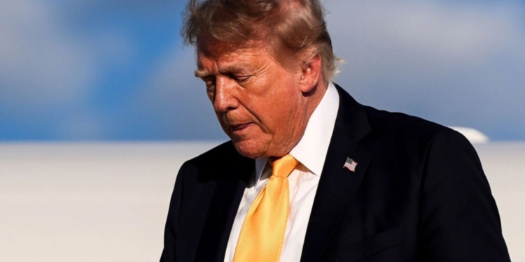 Trump ndryshon pamjen, flokët e tij bëhen “brunë”! Fotoja që po bën xhiron e rrjetit