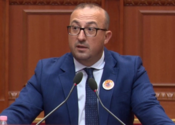 Korreshi ironizon Qeverinë: Ne nga fshati jemi akoma te parmenda, ju po na çoni te inteligjenca artificiale! Patronazhistët dinë nëse i kemi prerë thonjtë apo jo