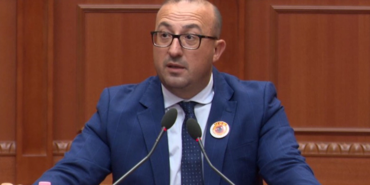 Korreshi ironizon Qeverinë: Ne nga fshati jemi akoma te parmenda, ju po na çoni te inteligjenca artificiale! Patronazhistët dinë nëse i kemi prerë thonjtë apo jo