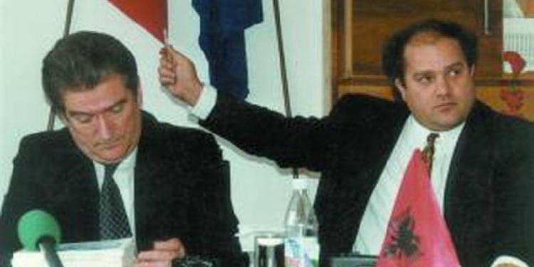 Lufta e egër e Berishës ndaj Azem Hajdarit nga përgjimi, shantazhi, përjashtimi nga PD tek ndëshkimi i së bijës. Akuzat: Spiun i Sigurimit, ordiner dhe klloun i politikës
