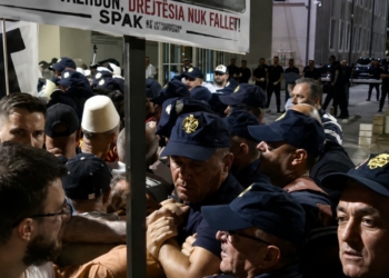 Përshkallëzohet protesta, qytetarët bllokojnë Ramën në Kryeministri; përplasen me policinë te hyrja e godinës!