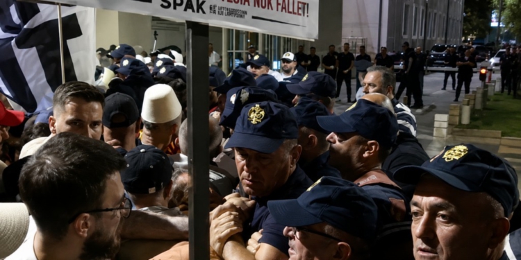 Përshkallëzohet protesta, qytetarët bllokojnë Ramën në Kryeministri; përplasen me policinë te hyrja e godinës!