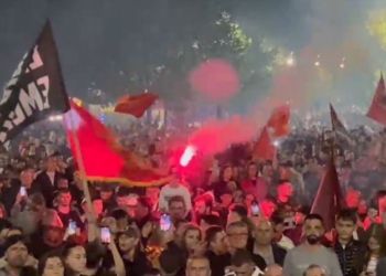 Protesta kundër vendimit të Hagës! Qytetarët dhe familjarët e të dënuarve mbushin sheshin “Skënderbeu”