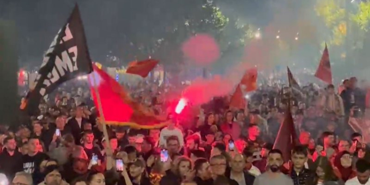 Protesta kundër vendimit të Hagës! Qytetarët dhe familjarët e të dënuarve mbushin sheshin “Skënderbeu”