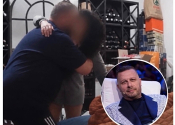 Videot intime të ‘Epsteinit’ shqiptar Adrian Hila, 17 artistet në studion e tij mizikore-pornografike, nga Eli Fara tek Monika Lubonja, i filmoi edhe në ‘kompozim treshe’