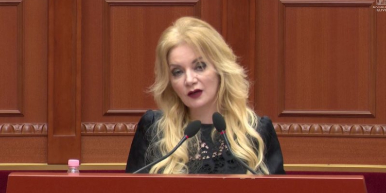 “U përndoqa dhe u fyeva”/ Deputetja Luarasi flet për videon e sulmit verbal: 730 komente që flisnin për varje dhe pushkatim