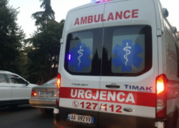 U përplas me shtyllën, humb jetën 21-vjeçari në Cërrik, plagoset pasagjeri
