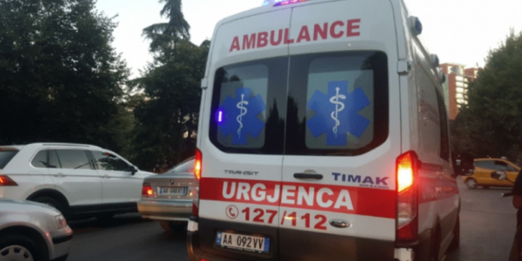 U përplas me shtyllën, humb jetën 21-vjeçari në Cërrik, plagoset pasagjeri