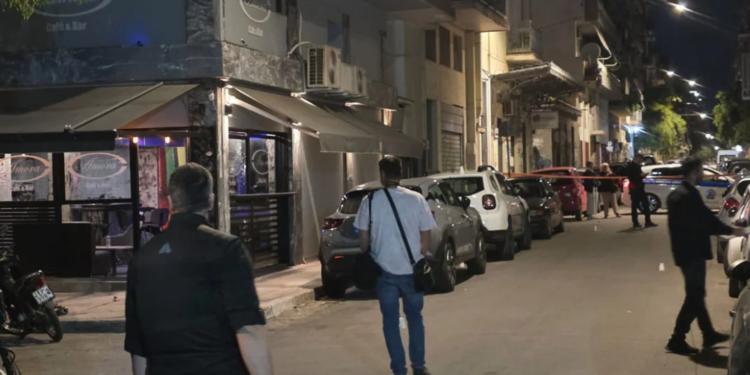 Të shtëna me armë ndaj një lokali në Athinë, plagoset një 10-vjeçare shqiptare