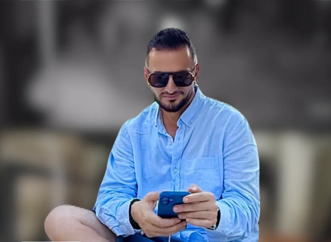 SKANDAL në botën e showbizit! Elton Tozaj publikon pamje intime të kompozitorit Adrian Hila me kolegë në zyrën e tij: “Festa të çmendura me s*ks dhe dr*gë”