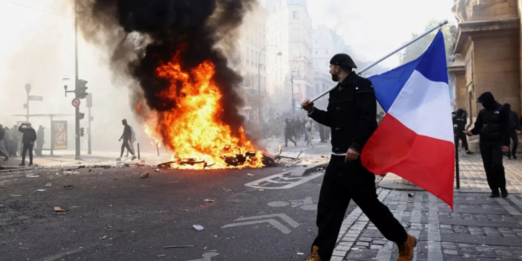 Luftë guerile në Francë: Mbi 1800 të arrestuar, një person humb jetën gjatë protestave, 1 500 dyqane të plaçkitura