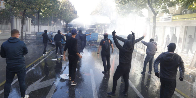 Protestuesi ngre alarmin: Agjentë të huaj po planifikojnë vrasje në shesh