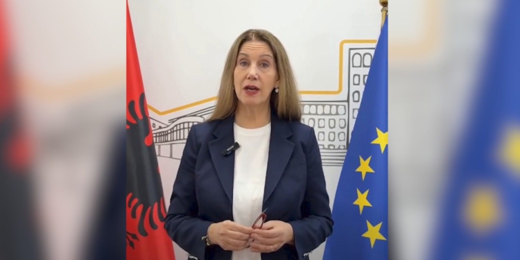 Kumbaro: Shkollat funksionojnë normalisht, jemi gati për dialog me studentët