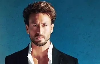 Fansat filmojnë momentin kur qëllohet me armë ndaj aktorit Tiger Shroff (VIDEO)