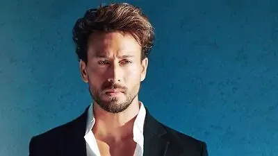 Fansat filmojnë momentin kur qëllohet me armë ndaj aktorit Tiger Shroff (VIDEO)