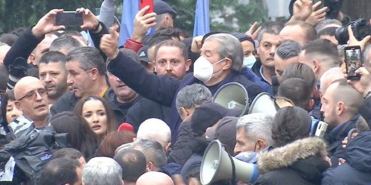 Ish-deputeti demokrat rendit momentet që çuan PD-në në pikën më të ulët, nga Gërdeci dhe 21 janari te djegia e mandateve dhe rikthimi i Berishës