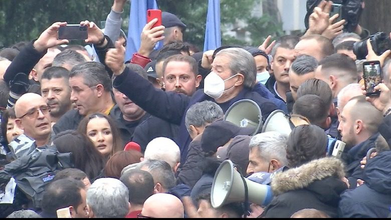 Ish-deputeti demokrat rendit momentet që çuan PD-në në pikën më të ulët, nga Gërdeci dhe 21 janari te djegia e mandateve dhe rikthimi i Berishës