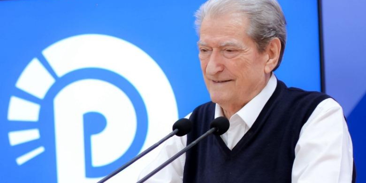 “Mos e mbaj peng Shqipërinë”, demokratët “masakrojnë” Berishën, i kërkojnë largimin nga politika