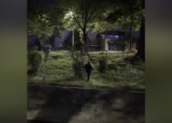 Balla publikon pamjet kur Klevis Balliu përpiqet t’i shpëtojë protestuesve: Pse vetëm Saliu e kalon oqeanin me not?