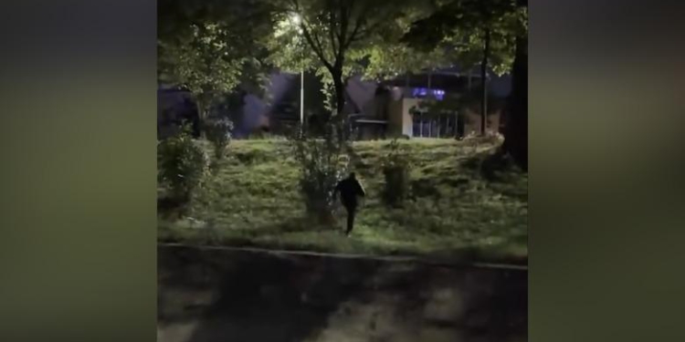 Balla publikon pamjet kur Klevis Balliu përpiqet t’i shpëtojë protestuesve: Pse vetëm Saliu e kalon oqeanin me not?