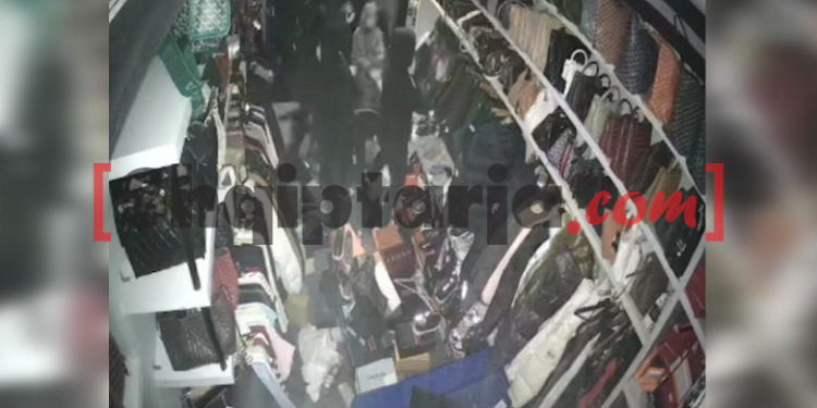 FOTO/ Plaçkitje gjatë sulmeve, turma e protestuesve të maskuar zbraz dyqanet