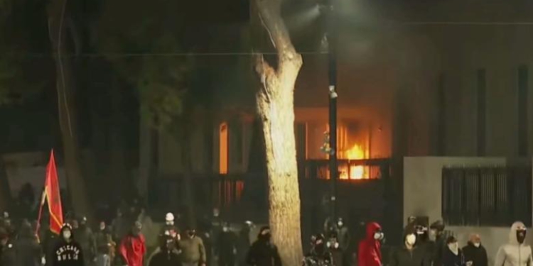 Kaos në Tiranë, protestuesit i vënë flakën ish-hotel Dajtit