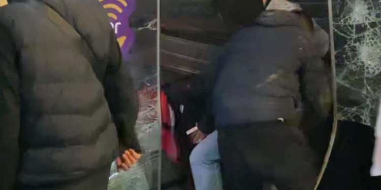 Protestuesit thyejnë qepenin e dyqanit të një kompanie celulare, plaçkisin celularë e pajisje, shkatërrojnë edhe një bankomat