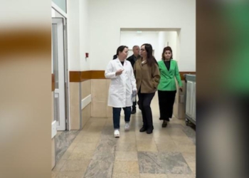 “Kujdes dhe ndihmë mjekësore pa asnjë dallim”, Spahiu viziton policët dhe protestuesit e lënduar te ‘Trauma’