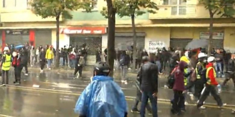 Shiu i rrëmbyeshëm dhe uji i policisë shpërndajnë protestuesit, bie pjesëmarrja në protestë