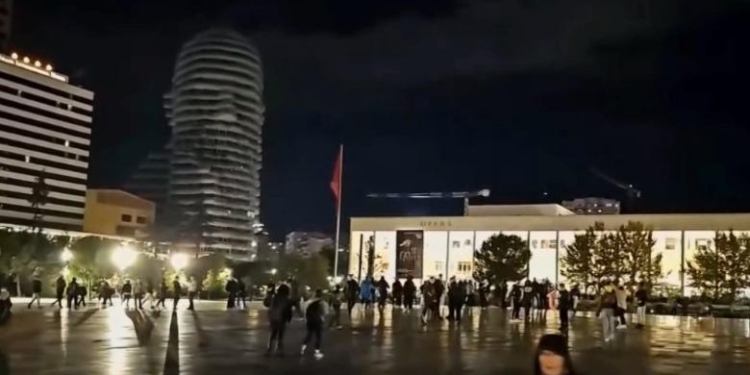Protestuesit u larguan nga bulevardi pas ndërhyrjes së policisë, një grup i vogël vijon marshimin në rrugët e Tiranës