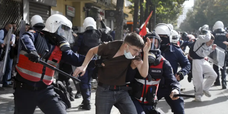 “Përgjegjësia është individuale”! Kryeministria distancohet nga ndërhyrjet policore gjatë protestave