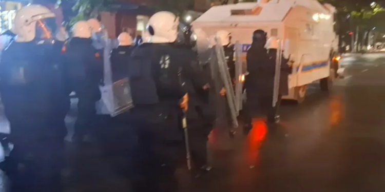 Përplasje në Myslym Shyri/ Protestuesit sulmojnë me molotovë autobotin e ujit, fshihen në rrugica për t’i shpëtuar policisë