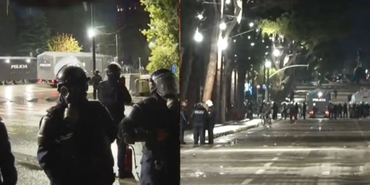 Molotovët në protestën përpara Kryeministrisë, policia nis shoqërimet