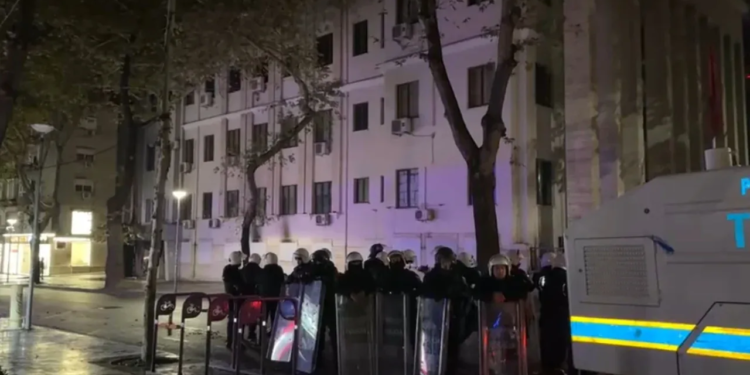 Policia mban ende masa të shtuara sigurie në Tiranë, autobotët e ujit dhe efektivët në gatishmëri pas shpërndarjes së protestuesve
