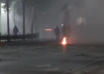 Protestë edhe para Parlamentit, sulmohen me molotovë efektivët e policisë