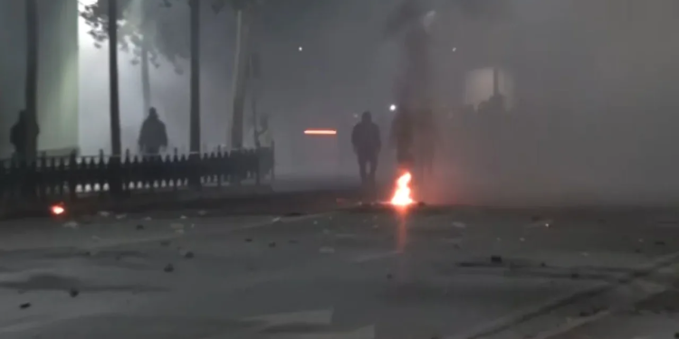 Protestë edhe para Parlamentit, sulmohen me molotovë efektivët e policisë