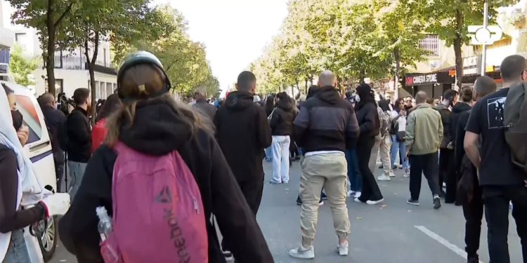 Tensione në protestë, nis hedhja e gurëve