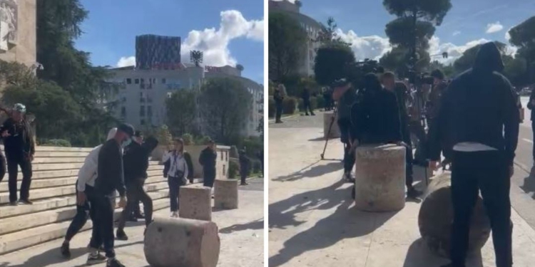 FOTOLAJM / Pedagogët refuzojnë sërish ftesën e Ramës, rrokullisin në bulevard stolat prej guri