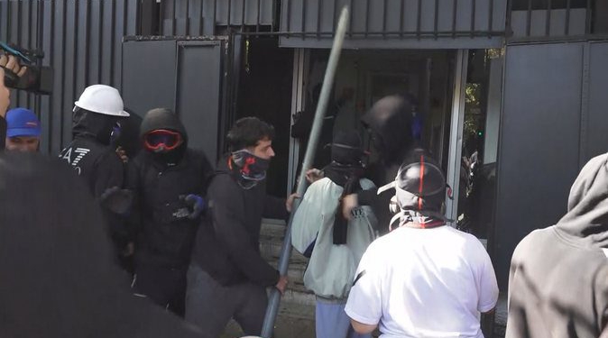 Protesta/ Sulmuan Gjykatën e Apelit dhe e shkatërruan, Policia arreston 5 persona, shpallen në kërkim 15 të tjerë! Si provë u sekuestrua lëndë piroteknike
